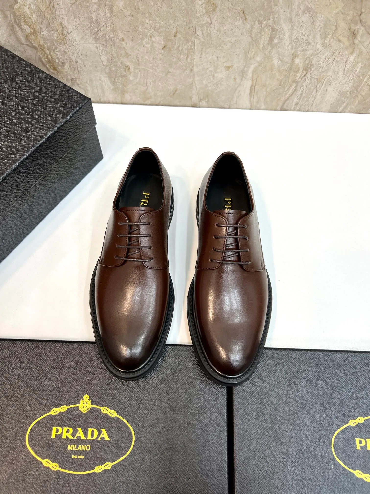Original order quality: P580 Brand: PRADA (Prada) Standard code: Men's size 38/44 (45 can be customized) Grade: Same style as the official website High-quality men's shoes Material: Original cowhide Water-dyed cowhide lining Rubber outsole Style categories: Men's fashionable formal leather shoes Slip-on men's shoes series Young fashion European and American trends British style Top luxury Color: Actual picture